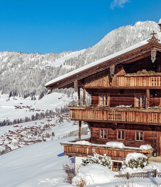 Auf dem Bild zu sehen ist die verschneite Winterlandschaft in Alpbach, im Vordergrund ein altes Bauernhaus | © Alpbachtal Tourismus | B.Berger 