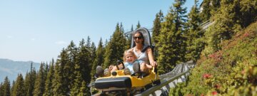Mutter mit ihrer Tochter am Alpine Coaster Alpbachtaler Lauser-Sauser am Wiedersberger Horn | © Alpbachtal Tourismus | Mathäus Gartner