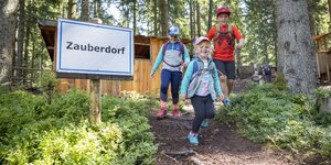 Familienurlaub im Sommer im Alpbachtal | © Alpbachtal Tourismus | Matthias Sedlak Spielende Kinder im Juppi Zauberwald in Reith i.A. | © Alpbachtal Tourismus | Matthias Sedlak