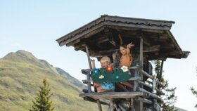 Spielende Kinder auf einem Baumhaus im Lauserland in Alpbach  | © Alpbachtal Tourismus | Mathäus Gartner
