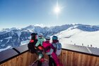 Familien Skiurlaub in Alpbach | © Alpbachtal Tourismus | shootandstyle Eine Familie bestehend aus Vater, Mutter, Tochter und Sohn genießen ihre Aussicht in der Aussichtsplattform Top of Alpbachtal | © Alpbachtal Tourismus | shootandstyle