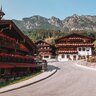 Dorfzentrum Alpbach im Sommer | © Good Morning World | Janina Zasche Häuser im Alpbachtaler Baustil, mit prachtvollen Blumen am Balkon, inmitten des Dorfzentrums in Alpbach | © Good Morning World | Janina Zasche