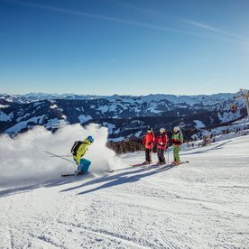 Schneestauben mit Freunden am Schatzberg | © Ski Juwel Alpbachtal Wildschönau | Bildmaße: 6514x4343