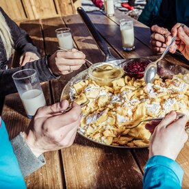 Frischer Kaiserschmarrn aus der Pfanne auf der urigen Hütte | © Ski Juwel Alpbachtal Wildschönau | Bildmaße: 6720x4480