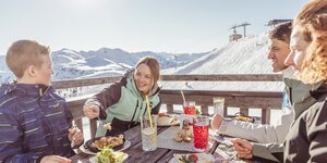 Genießen Sie die Verschnaufpause vom Skifahren auf der Sonnenterrasse mit traumhaftem Ausblick.