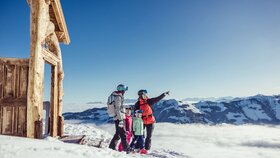 Familie am Berg im Winter im Ski Juwel Alpbachtal Wildschönau | © Alpbachtal Tourismus | shootandstyle
