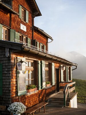 Bayreuther Hütte Terrrasse Abendsonne | © Jens Schwarz
