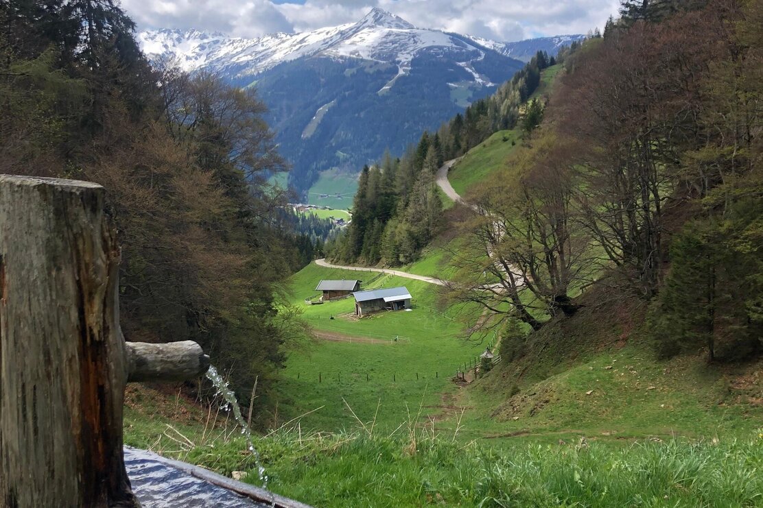 Brunnen Kapelle Hösljoch mit Ausblick | © Claudia Ager