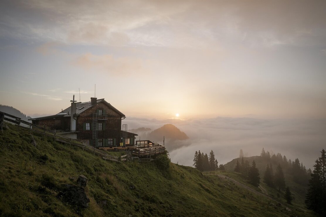 Bayreuther Hut Morning Sun | © Jens Schwarz