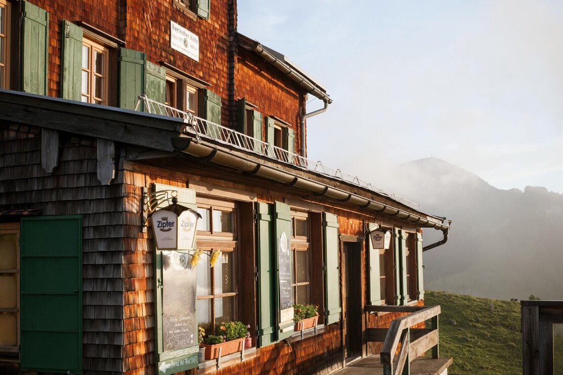 Bayreuther Hütte Terrrasse Abendsonne | © Jens Schwarz