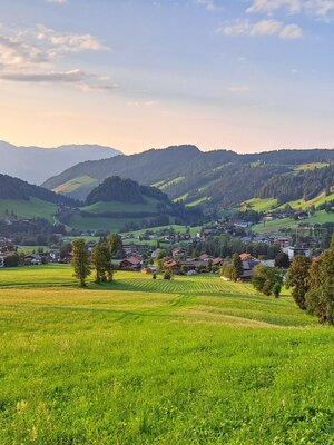 Wildschönau Tourismus Waldrandweg Niederau Aussicht Dorf.jpg | © Wildschönau Tourismus
