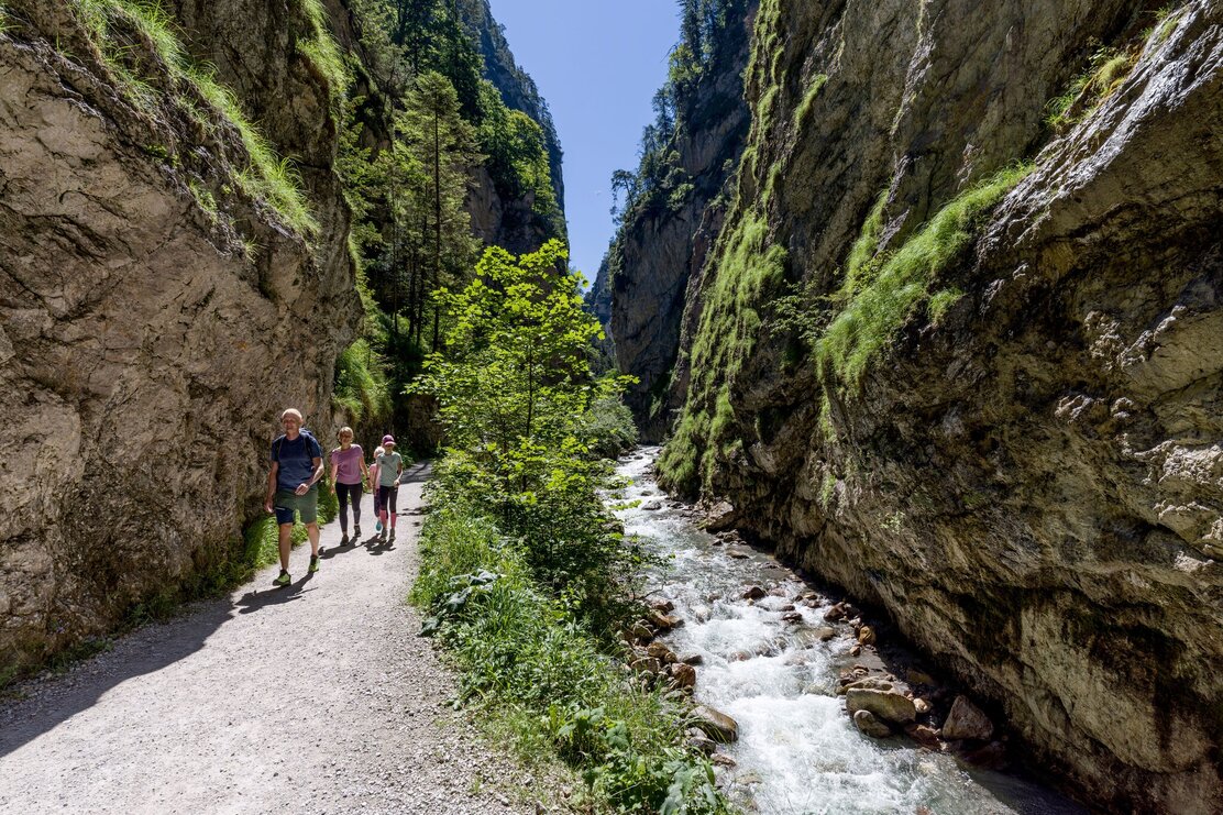 Wandern Kundler Klamm Wildschönau Familie © Wildschönau Tourismus H. Dabernig (8).jpg