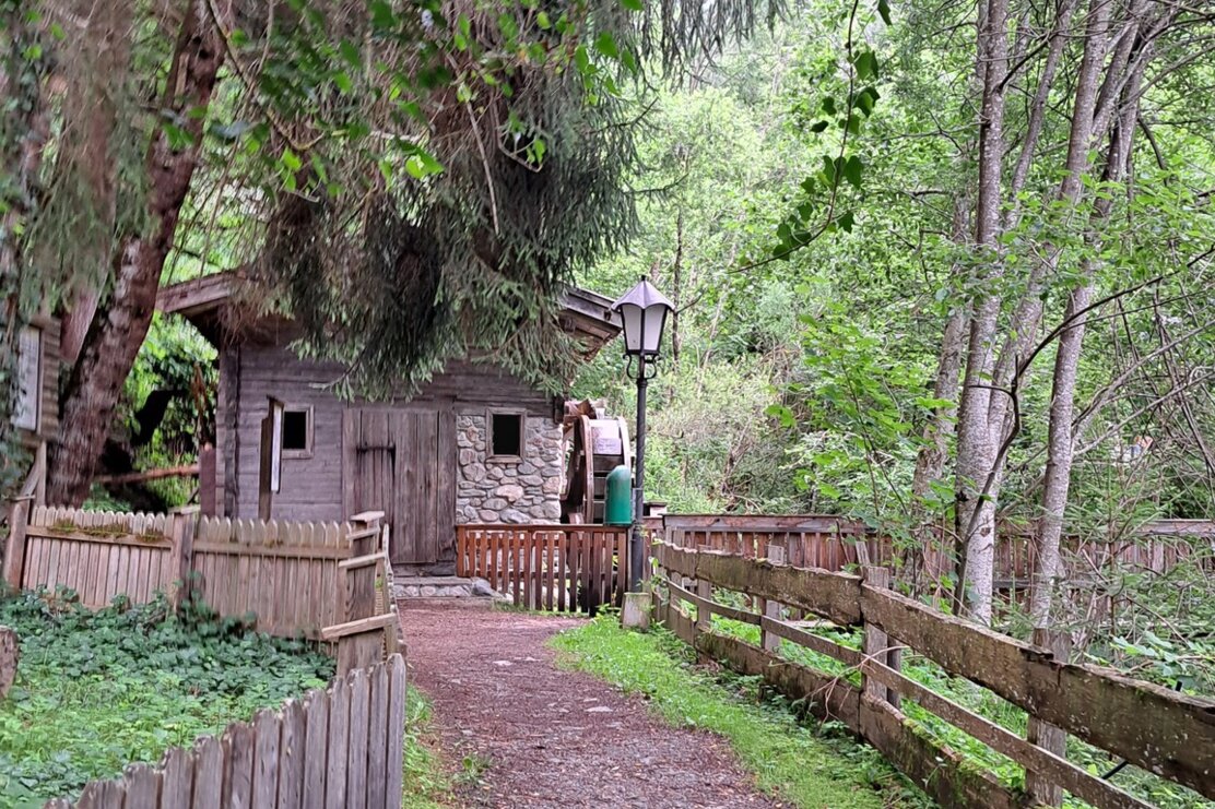 Holzweg (1).jpg Holzweg (1).jpg