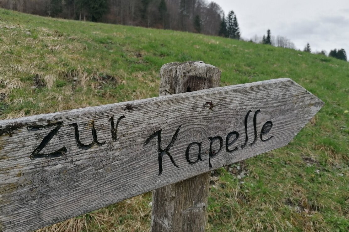 zur Kapelle Wegweiser.jpg zur Kapelle Wegweiser.jpg