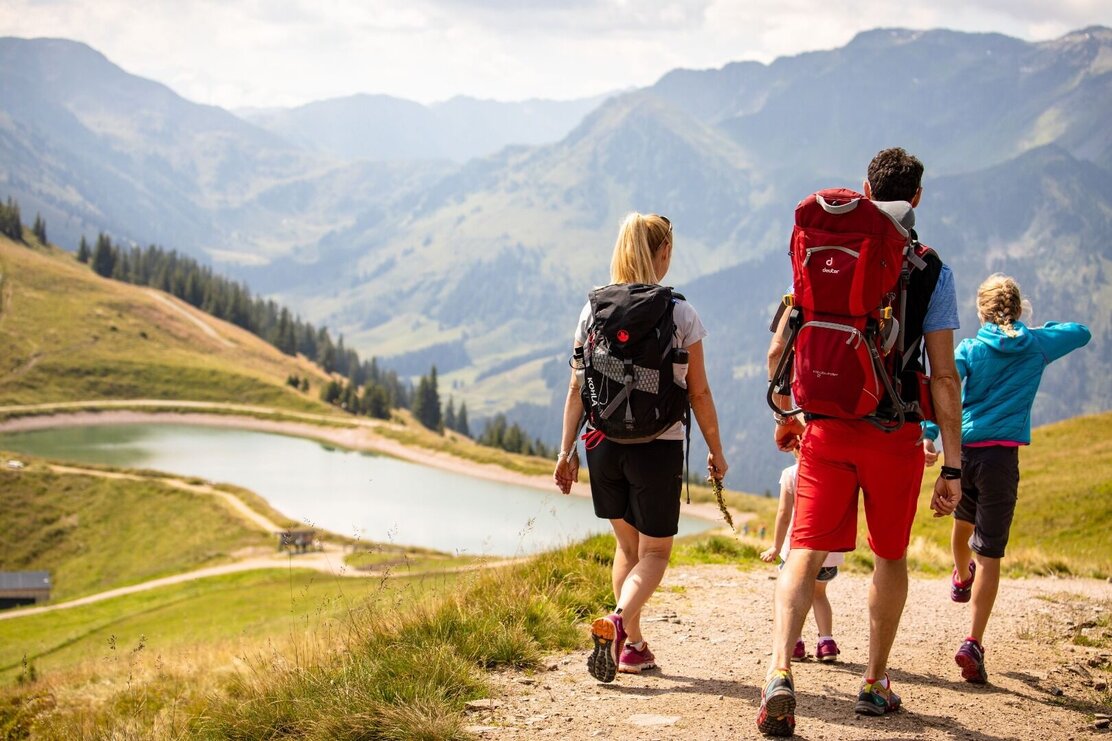 Familie Wandern Bergteich Gernalm Schatzberg Auffach Wildschönau Rechte Wildschönauer Bergbahnen FG shoot&style (3)_klein.jpg | © Wildschönau Tourismus