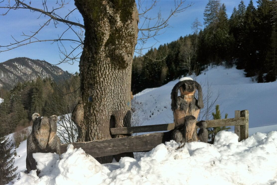Holzfiguren Koglweg Winter Teresa.jpg | © Wildschönau Tourismus