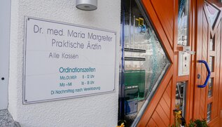 Schild Dr. Maria Margreiter | © Alpbachtal Tourismus Schild Dr. Maria Margreiter | © Alpbachtal Tourismus