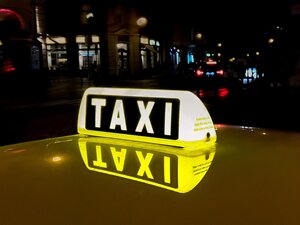 Taxi Symbolbild | © Design by Canva