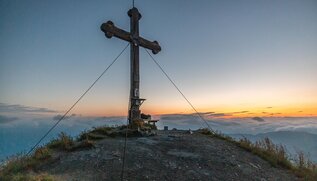 Sonnenaufgang am Gipfelkreuz Wiedersberger Horn | © Alpbachtal Tourismus | shoot+style Sonnenaufgang am Gipfelkreuz Wiedersberger Horn | © Alpbachtal Tourismus | shoot+style