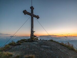 Sonnenaufgang am Gipfelkreuz Wiedersberger Horn | © Alpbachtal Tourismus | shoot+style