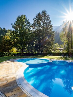 Garten mit Swimming Pool