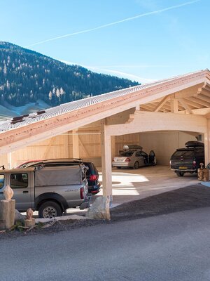 überdachter Parkplatz_ Rosenhof_Alpbach | © Photoegger